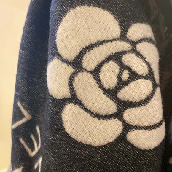 CHANEL NEW silk and cashmere soft oversized scarf shawl black&offwhite - Picture 9 of 11